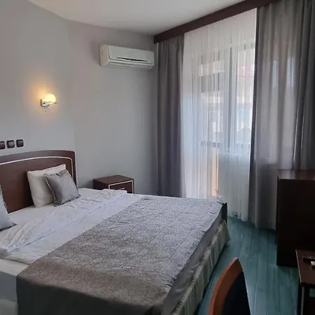 Flora Hotel 3*